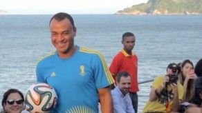 Cafú sirve de maniquí para presentar uniformes de voluntarios del Mundial