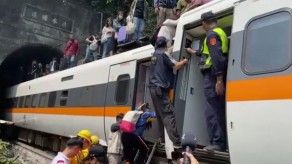 Medio centenar de personas mueren en accidente de tren en Taiwán