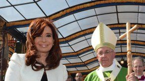 Cristina Fernández regala a papa recorte de prensa con nota de Juan XXIII Cristina Fernández regala a papa recorte de prensa con nota de Juan XXIII