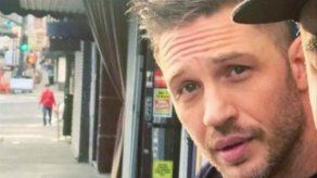 Tom Hardy cumple los términos de su apuesta con Leonardo DiCaprio