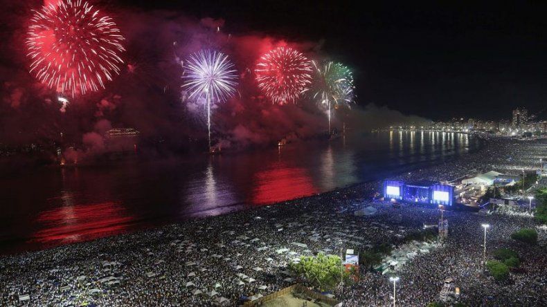 Río de Janeiro saluda llegada de 2014 con fuegos artificiales y mucho calor