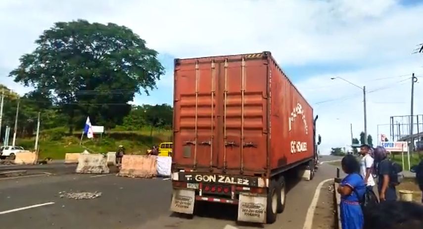 El camión cisterna con insumos del Idaan pasó el cierre en San Félix