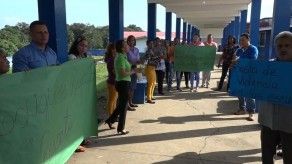 Docentes protestan en escuela en Colón por agresiones de padres de familia
