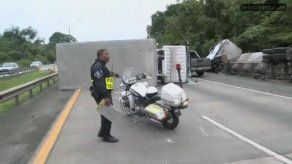 Dos camiones se vuelcan en vía al Puente Centenario