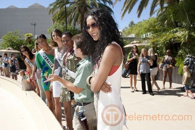 Aspirantes a Miss Universo 2010 dan su paseo