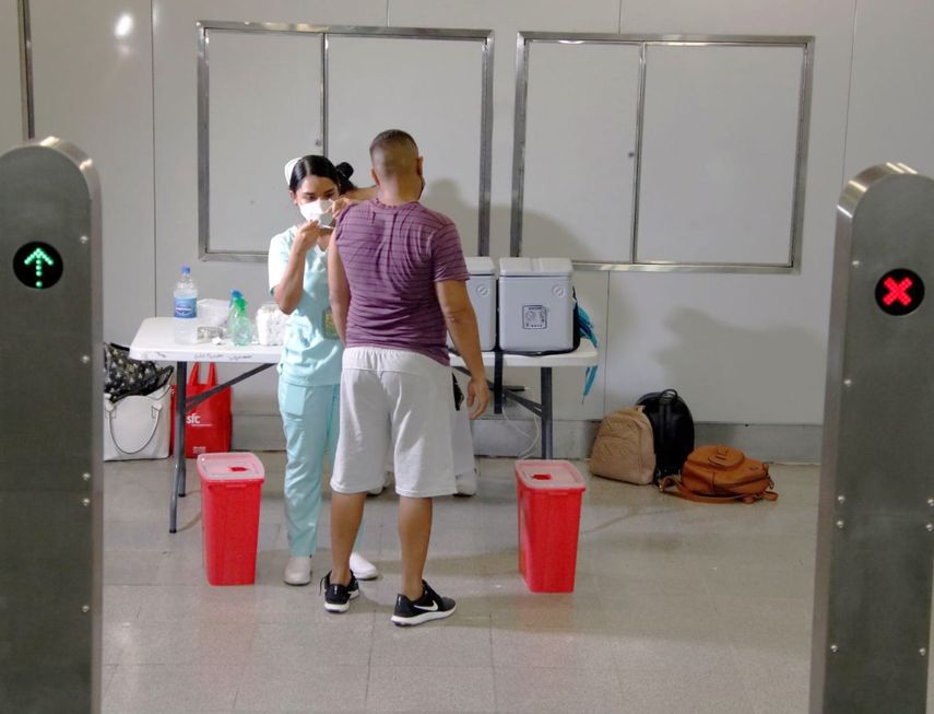 Hay puntos de vacunación en varias estaciones del Metro de Panamá.