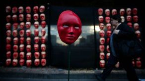 Cuelgan 595 máscaras rojas en fachada de museo para pedir salida de Temer