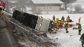 La policía dijo que siete personas sufrieron heridas graves, mientras que otras 36, incluyendo el chofer, resultaron heridas levemente.