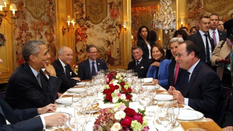 Hollande y Obama cenan en lujoso restaurante parisino