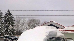 Anciano es multado por manejar auto cubierto por nieve