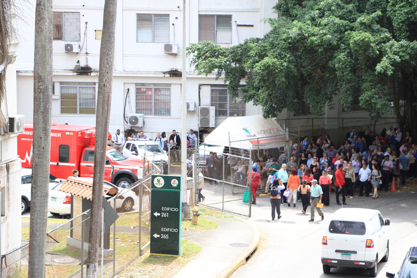 MINSA evacúa edificios en Ancón por presunto olor a gas.