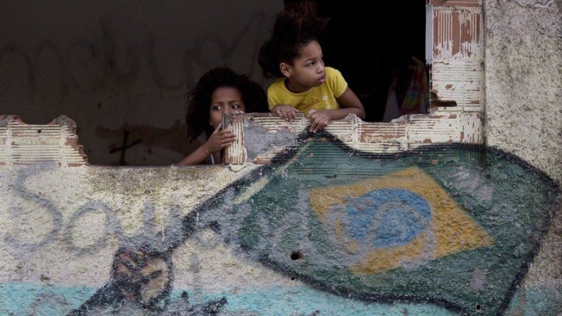 En Río, niños mueren en fuego cruzado en ola de violencia