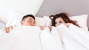¿Qué es un beso arcoíris? Hazlo de forma segura con tu pareja