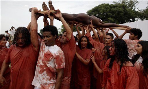 Sangre, vísceras y desnudos: el polémico Nitsch llega a Cuba