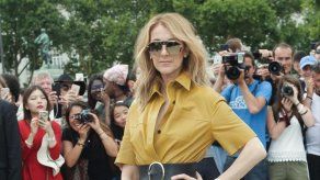 Céline Dion regala algunos de sus diez mil pares de zapatos en las calles de Las Vegas
