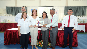 MEDUCA entregan kits de robótica a maestros.