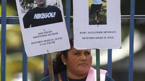 Con pancartas y mensajes al presidente Nayib Bukele y los diputados, exigieron la libertad de las que llamaron “víctimas del régimen”.