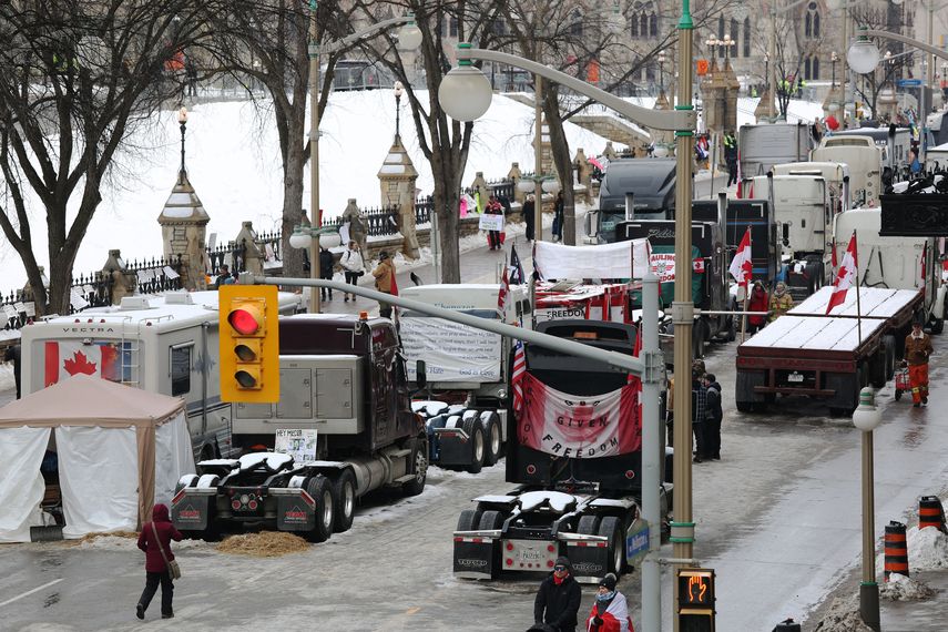 Los camiones están estacionados en la calle Wellington mientras los manifestantes continúan protestando por los mandatos de vacunación implementados por el primer ministro de Canadá