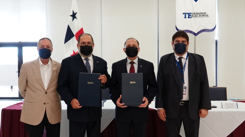 Firma entre directivos del Banco Nacional y el Tribunal Electoral.
