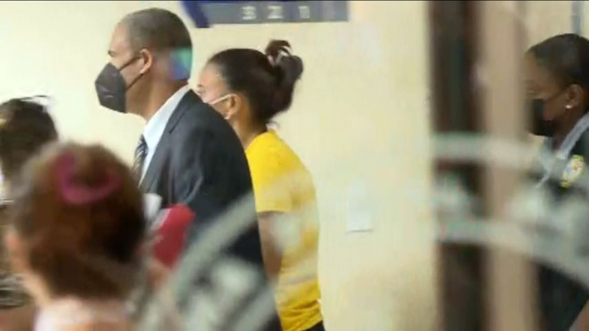 Marichely Ruiz junto a su abogado en el SPA de Plaza Ágora.