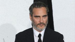 Uno de los perros de Joaquin Phoenix es alérgico a la luz solar