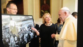 Papa Francisco recibe imagen capturada por fotógrafo panameño durante la JMJ