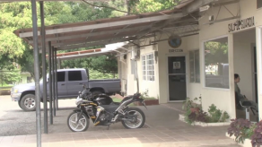 Agente que recibió tres impactos de bala por parte de su pareja se recupera