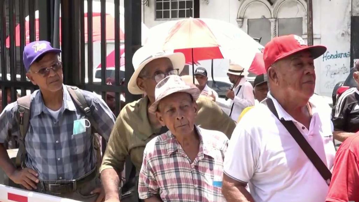 Jubilados exigen en la Asamblea Nacional el pago del Décimo Tercer Mes de 1972 y 1983