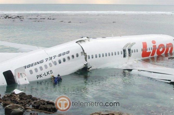Avión cae al mar en Bali
