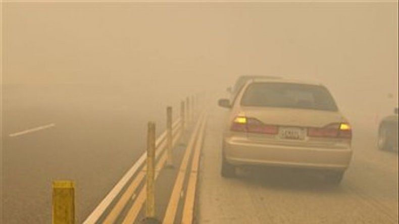 Residentes en Los Angeles regresan a viviendas en cenizas