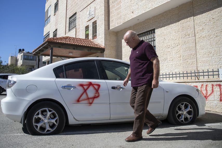 Auto vandalizado en Cisjordania.