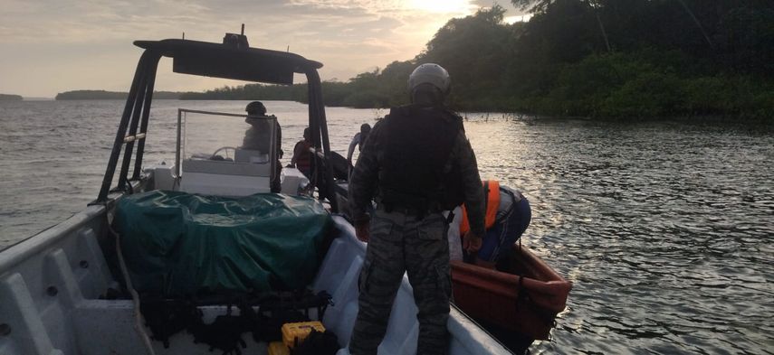 Policía Nacional rescata a siete personas en una embarcación a la deriva