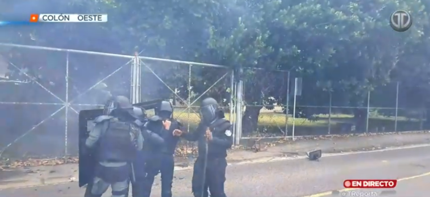 ¡AHORA! Enfrentamiento en el Centro Regional Universitario de Colón por rechazo a la Ley 462 de la CSS