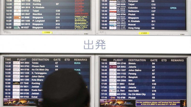 Familias de pasajeros del vuelo 370 rechazan versión oficial