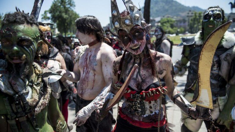 El poder zombie invade Santiago con concurrida marcha
