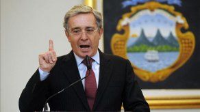 Uribe acusa a Santos de comprar votos y recibir apoyos por coacción de FARC