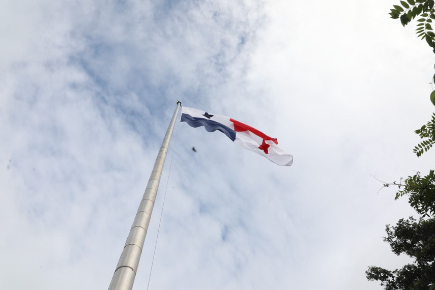 Realizan cambio de bandera en el Cerro Ancón