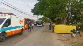 Varios heridos tras vuelco de busito colegial