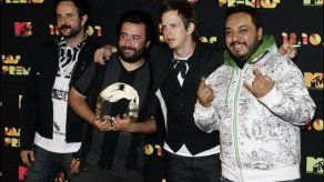 Concierto de rock mexicano a bordo de un avión