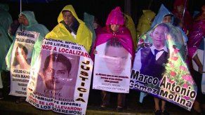 Padres de desaparecidos en México llevan su protesta a la casa presidencial