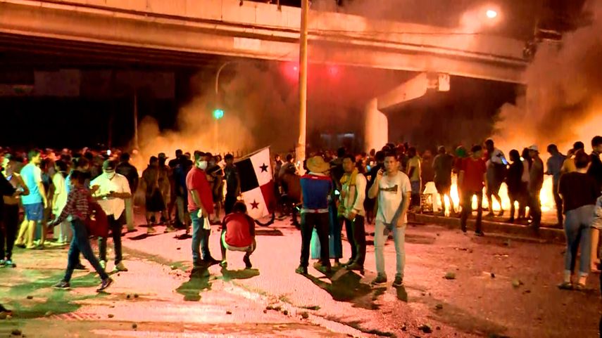 Manifestantes en el puente de Santiago.