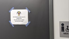 En Virginia, Kathleen Miller, portavoz de las escuelas públicas del condado Fairfax, señaló en un correo electrónico que las autoridades están al tanto de varios incidentes de daños a la propiedad y que “se han tomado y se tomarán medidas disciplinarias”.