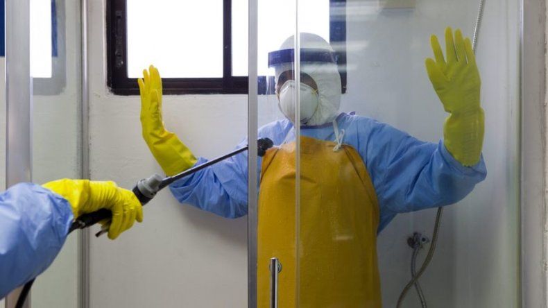 Pocos medicamentos y centros para los ensayos contra el ébola en África
