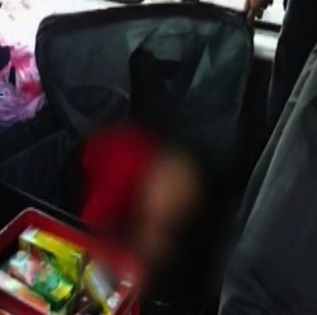 Dos inmigrantes intentan entrar en España ocultos en maletas