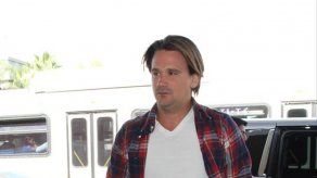 El hijo de Rod Stewart es arrestado tras subirse a una cinta transportadora de maletas