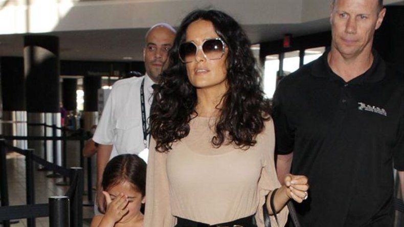 Hija de Salma Hayek lee pide que se peine antes de recogerla al colegio