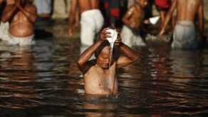 Nepal inicia festival hindú en el que lavan los pecados con baños rituales