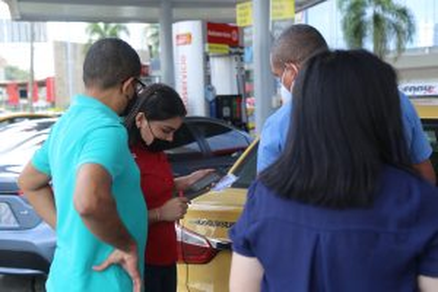 Foto por la AIG en operativo de verificación en las estaciones de combustible