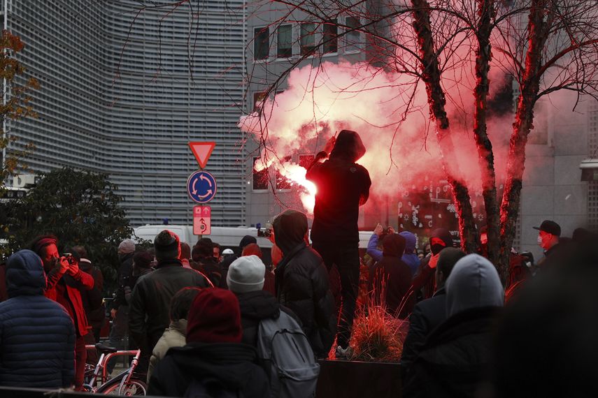 Los manifestantes exigen libertad en medio de la pandemia por el COVID-19.