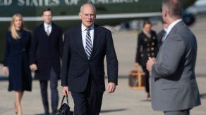 Exjefe de gabinete de Trump se une a empresa que opera albergues de niños migrantes